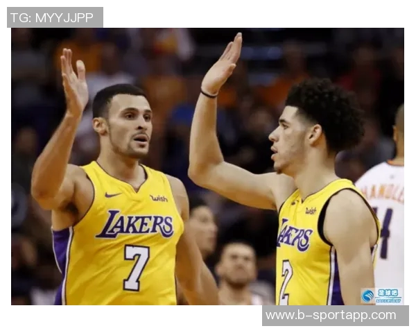 小南斯篮下强势扣篮展现霸主风范引爆全场激情时刻