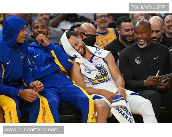 保罗掌舵经验丰富助攻8次虽无得分但贡献3篮板3抢断表现出色 保罗掌舵经验丰富助攻8次虽无得分但贡献3篮板3抢断表现出色